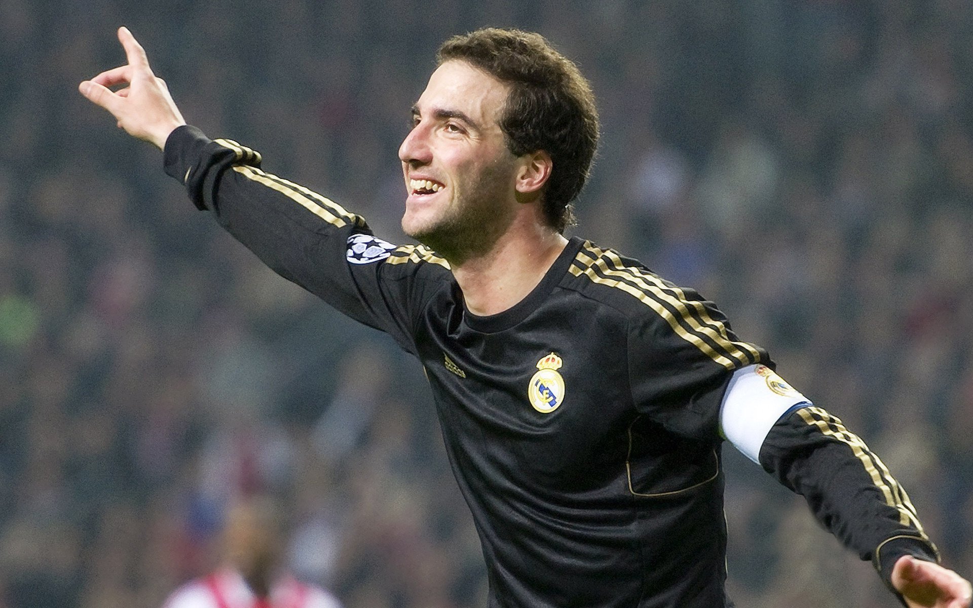 爱游戏官网-多语言解说：让全球观众零距离“看球”